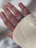 Noën Jewellery Shine Ring med Safirer - 585 hvitt gull. Modellbilde. 