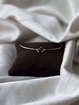 Noën Jewellery Stellini Armring med Topas og diamanter - 585 gult gull 0,09 ct. TWVS. Modellbilde. 