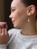 Noën Jewellery Stellini Diamantøredobber med Topas og Rosenkvarts - 585 gult gull 0,30 ct TWVS. Modellbilde. 