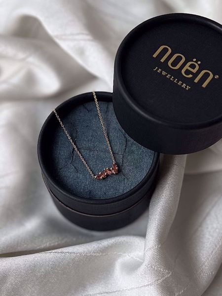 Noën Jewellery Luz Halskjede med Rosa Turmaliner - 585 gult gull. 