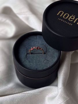 Noën Jewellery Luz Ring med Rosa Turmaliner - 585 gult gull. Modellbilde.