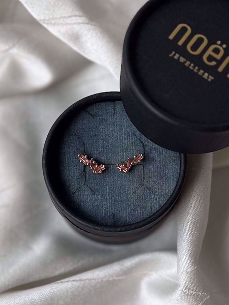 Noën Jewellery Luz Øredobber med Rosa Turmaliner - 585 gult gull. 