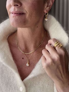 Maria Nilsdotter Bud Hoop Ørering - 925 sølv med perle. Vist fra siden. 