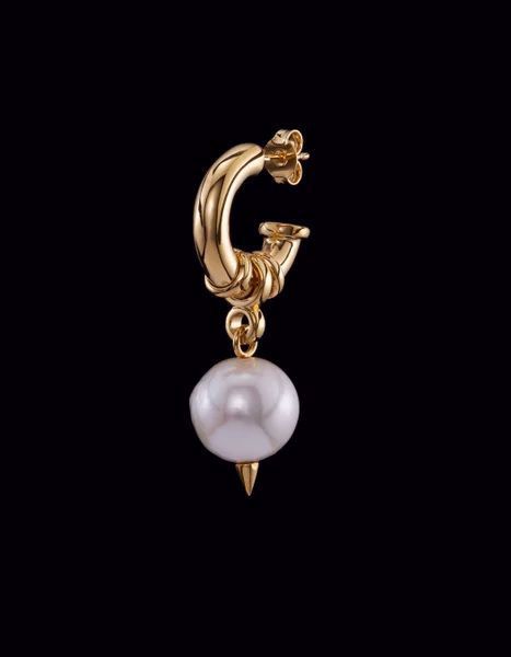 Maria Nilsdotter Chunky Pierced Pearl Ørering. Sett fra siden. 