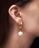 Maria Nilsdotter Chunky Pierced Pearl Ørering. Modellbilde.  
