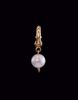 Maria Nilsdotter Chunky Pierced Pearl Ørering. Sett forfra.  
