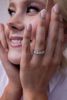 Alliansering i 585 hvit gull med 5 diamanter 1,25 ct TWSI. Modellbilde. 