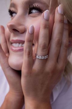 Alliansering i 585 hvit gull med 5 diamanter 1,25 ct TWSI. 