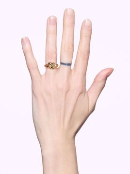 Maria Black Swan Mini Signet Ring Gold. 