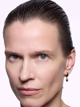 Maria Black Finney Drop Huggies Gold Øreringer. 