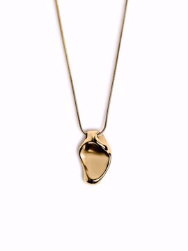 Arc Necklace, skulpturelt og stilrent smykke med polert overflate og justerbart kjede. 