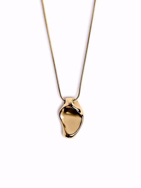 Arc Necklace, skulpturelt og stilrent smykke med polert overflate og justerbart kjede. 