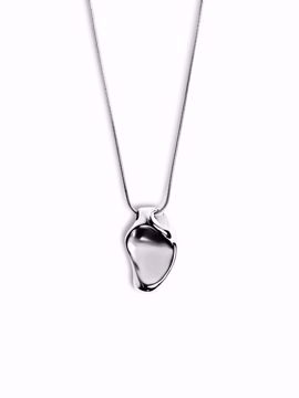 Arc Necklace, skulpturelt og stilrent smykke med polert overflate og justerbart kjede. 
