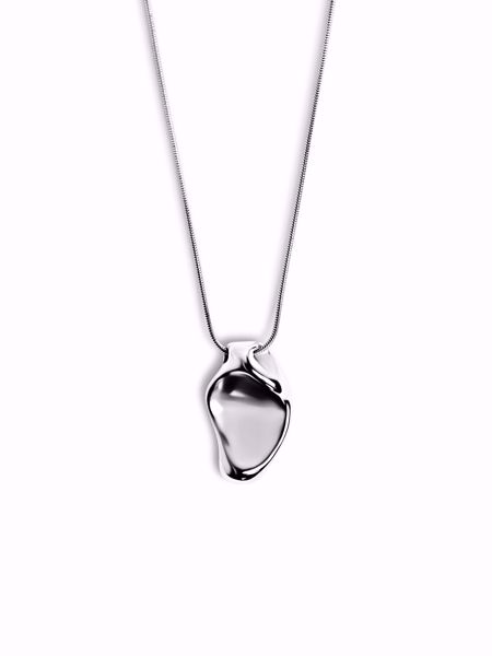 Arc Necklace, skulpturelt og stilrent smykke med polert overflate og justerbart kjede. 