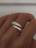 Duo Zirconia Ring Silver, sølvbelagt ring med polert overflate og rader med hvite zirkoniasteiner på fingeren. 