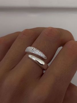 Duo Zirconia Ring Silver, sølvbelagt ring med polert overflate og rader med hvite zirkoniasteiner. 
