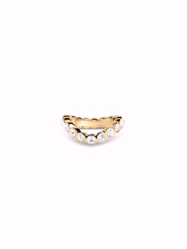 Lotus Wavy Ring, smal gullbelagt ring med bølgeform og hvite krystallsteiner. 