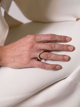 Lotus Wavy Ring, smal gullbelagt ring med bølgeform og hvite krystallsteiner. 