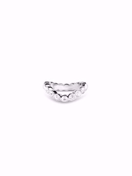 Lotus Wavy Ring med hvite stener rundt hele ringen og bølgende fasong. 