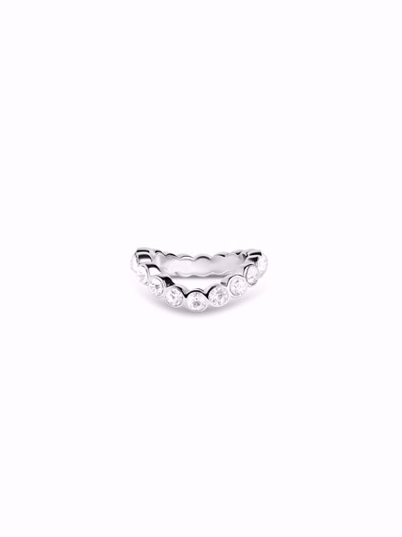 Lotus Wavy Ring med hvite stener rundt hele ringen og bølgende fasong. 