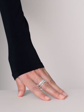 Lotus Wavy Ring med hvite stener rundt hele ringen og bølgende fasong. 