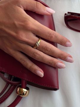 Pavé Knot Ring, gullbelagt ring med vridd knute og hvite zirkoniasteiner. 