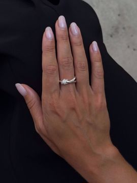 Pavé Knot Ring, sølvbelagt ring med vridd knute og hvite zirkoniasteiner. 