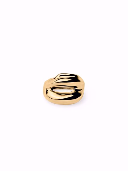 Terra Duo Ring, bred gullbelagt ring med asymmetrisk og åpen form. 