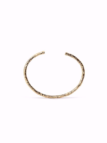 Textured Armring, slank gullbelagt armring med teksturert overflate. 