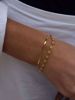 Gullbelagt Thin Snake Chain Armbånd brukt på håndleddet. 