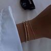 Gullbelagt Zirconia Armring brukt på håndleddet. 